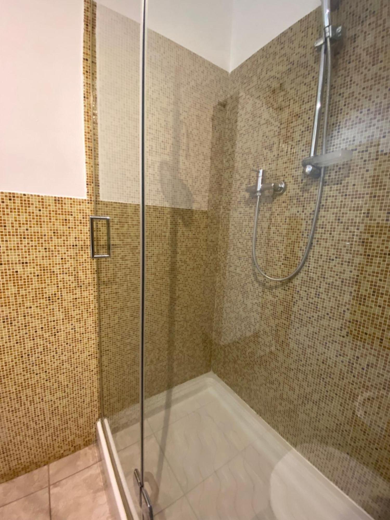Avantgard Rooms Western Station Bologna Bagian luar foto
